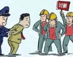 合肥农民工街头拉横幅讨薪：江西利达合肥分公司拖欠工资三年，包工头张师傅等维权